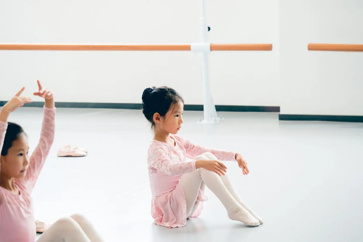 芭蕾舞小女孩 抬腿图片