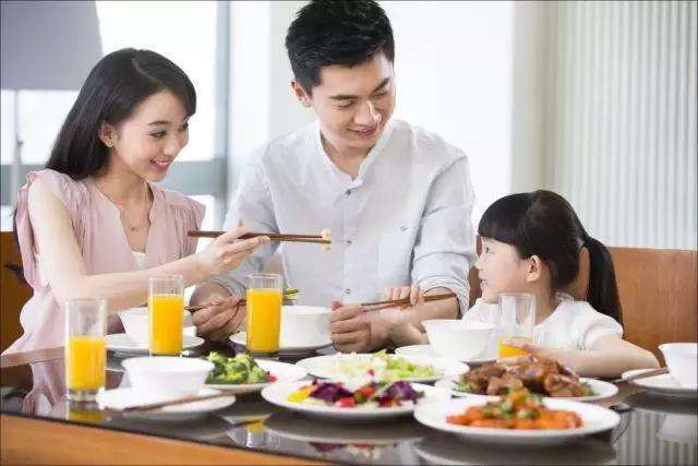 要人追着喂还挑食，孩子吃饭太费劲，怎么办？