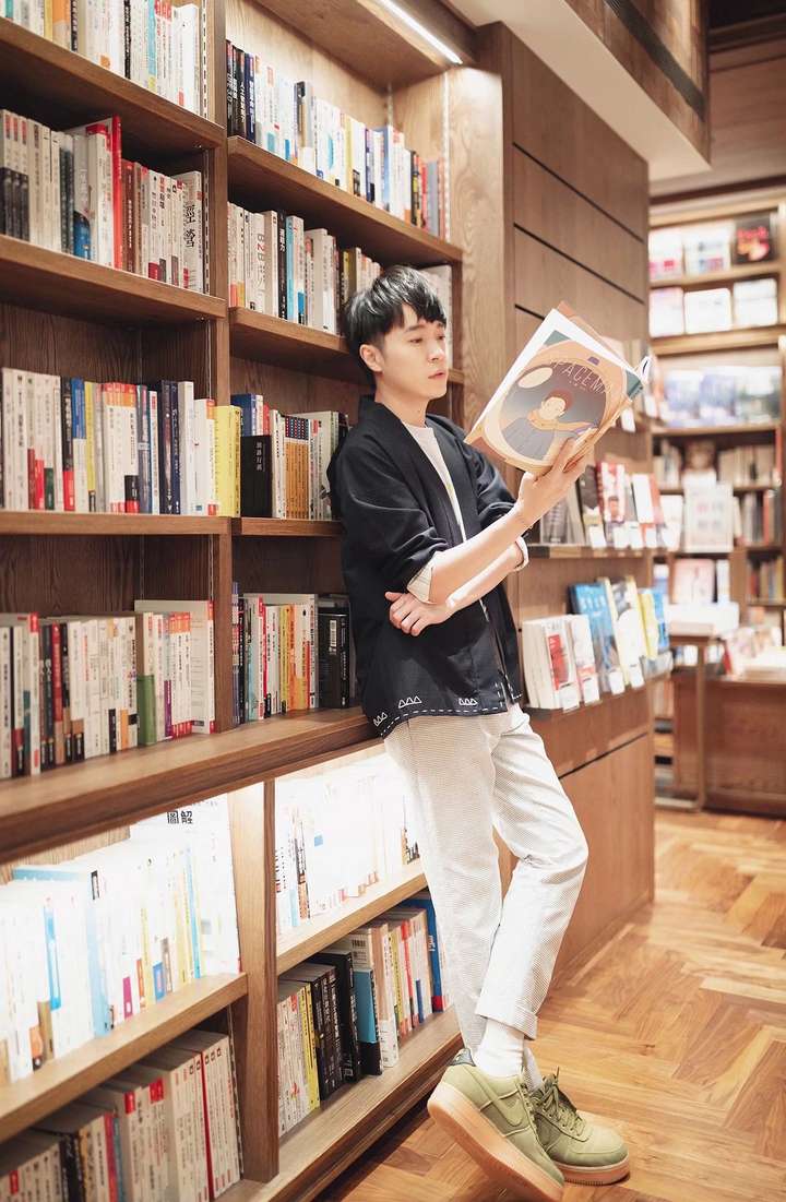 有没有吴青峰的看书的图片?