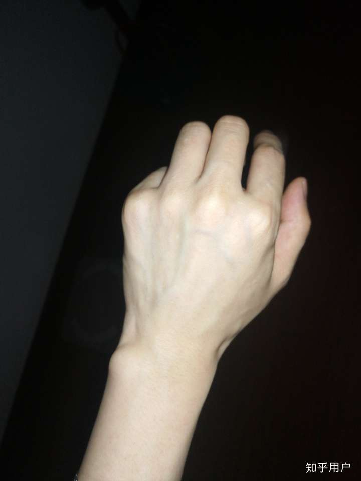 本人女,手腕脚腕关节都很细,奈何是天生肌肉型体质,所以腿部,胳膊看着