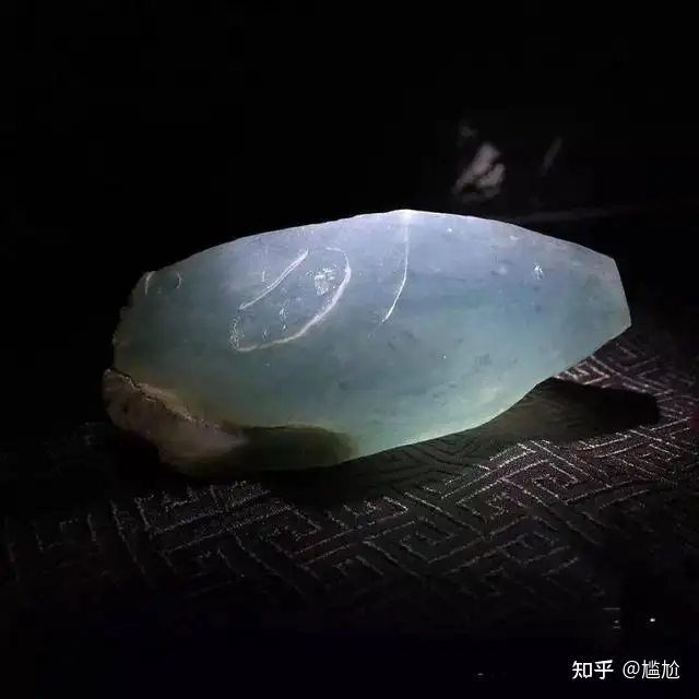翡翠原石”一般出现在什么地方，在哪里可以捡到翡翠原石？