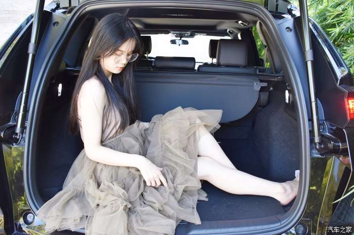 秋日少女皓影后备箱写真集感受它的魅力