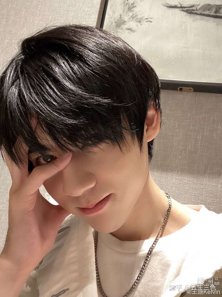 通过2019年优酷《以团之名》以第六名成绩在人气班black ace出道.