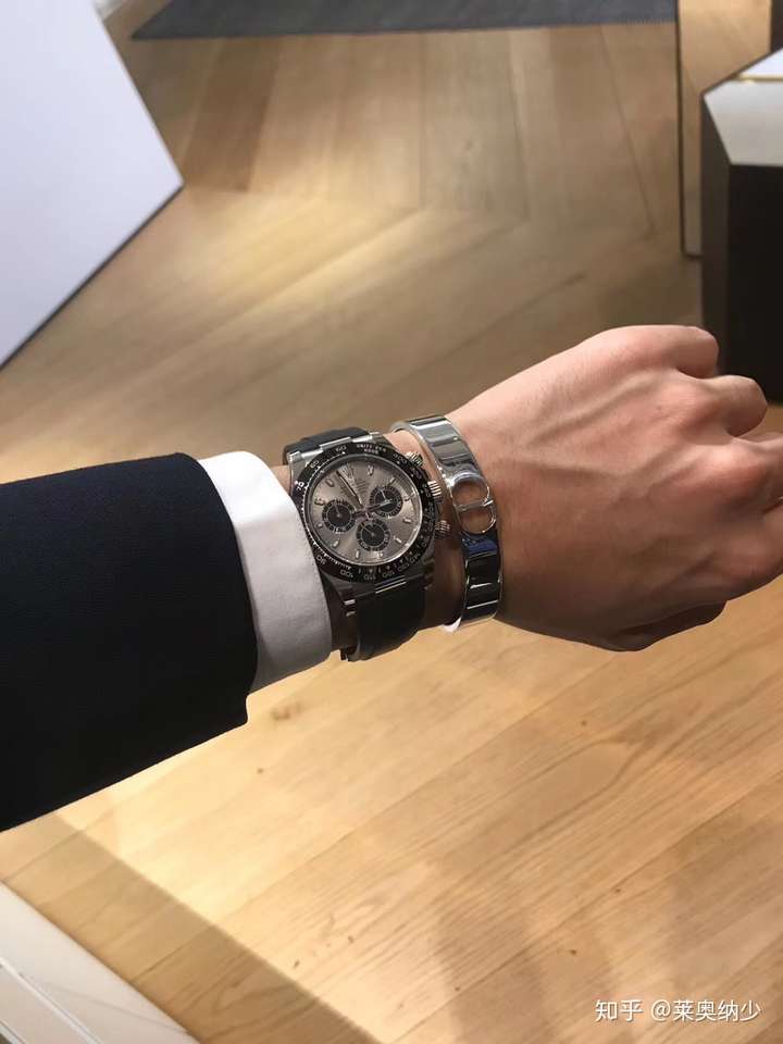 男戴手表搭什么手链好看?