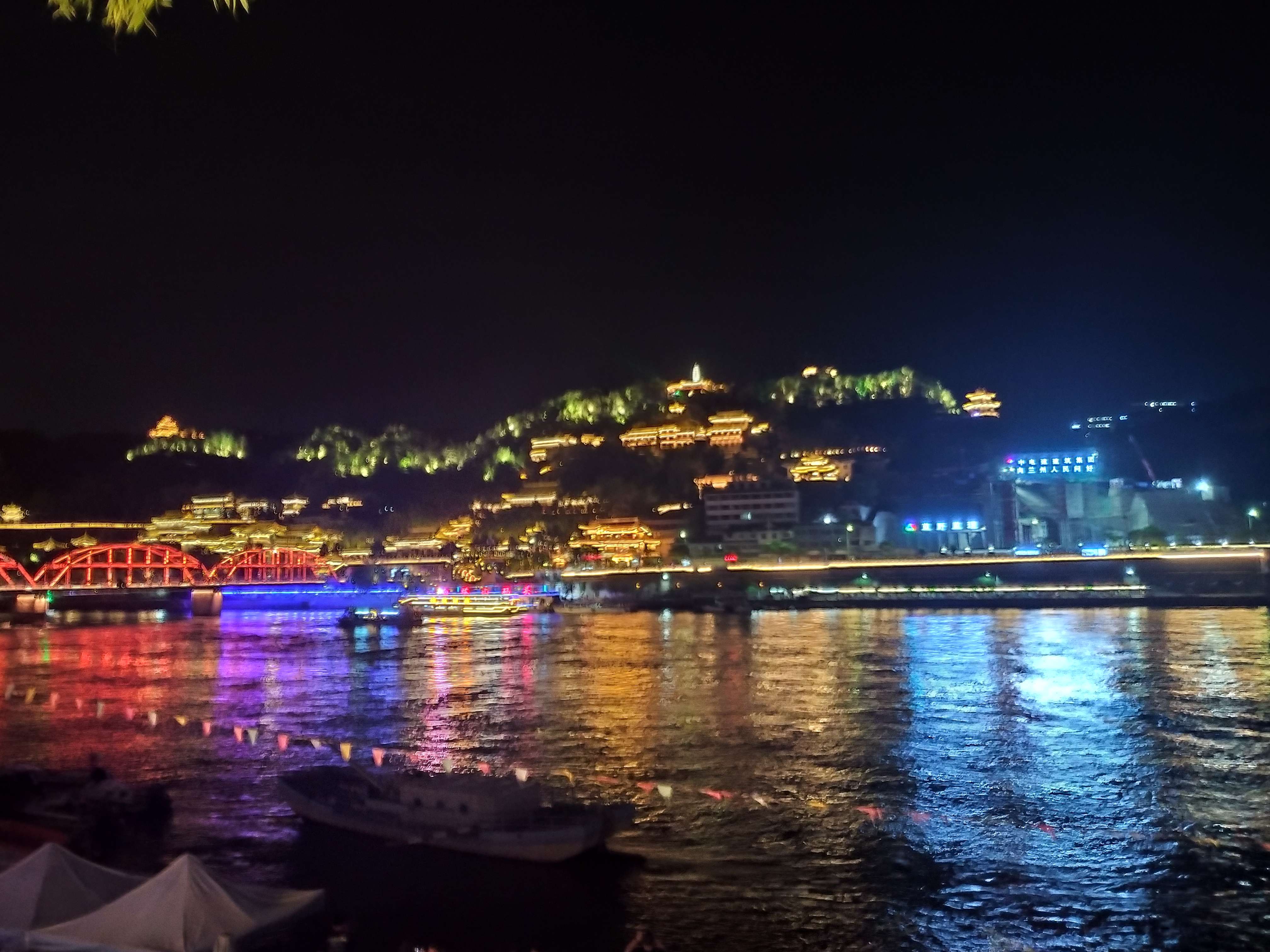 旅行人渊龙博峰 的想法: 中山桥夜景很美,霓虹的彩灯让百年中山桥