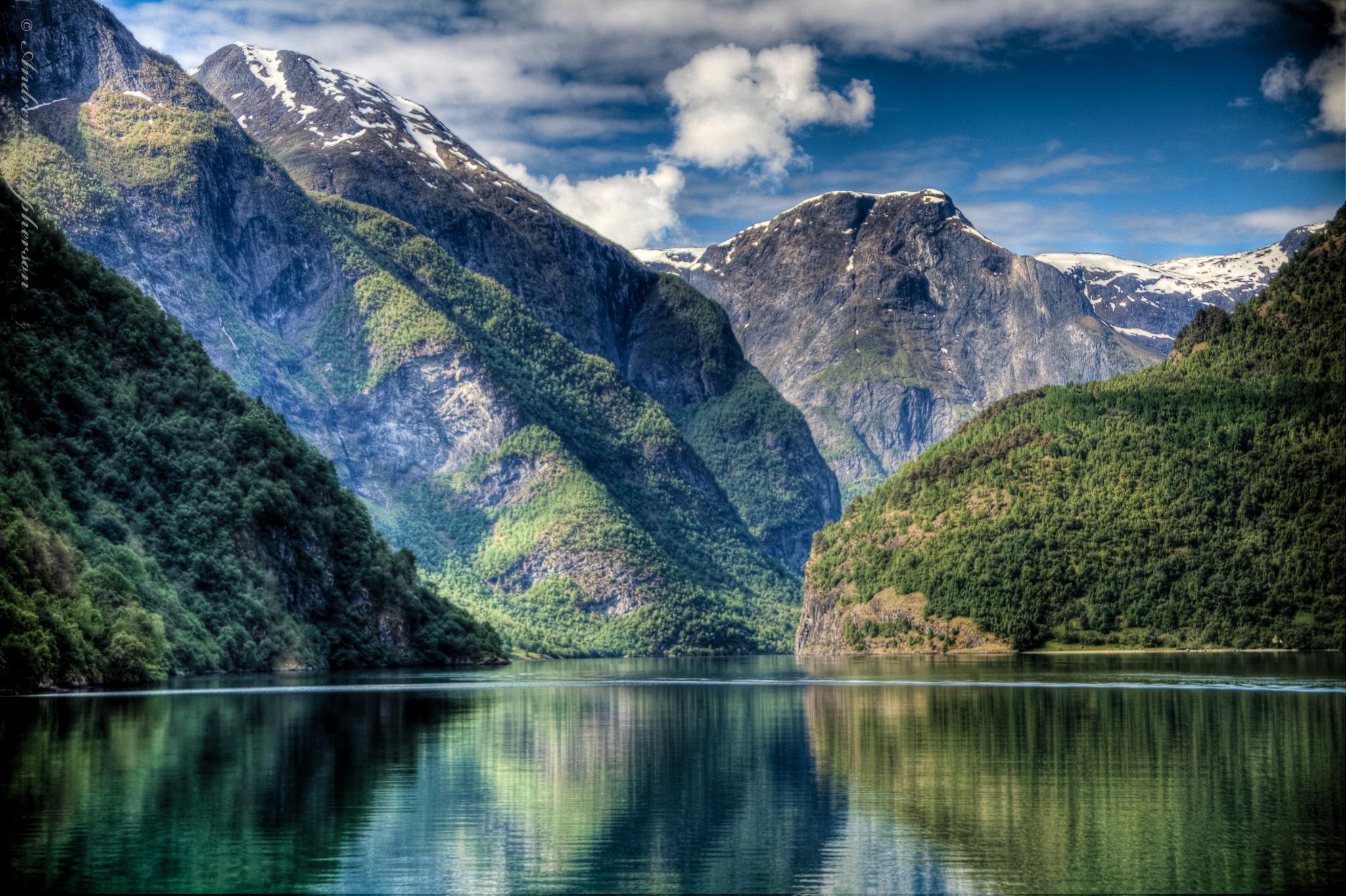 挪威绝美高山湖泊 藏在峡湾顶端宛如仙境且免费向游客开放_凤凰网