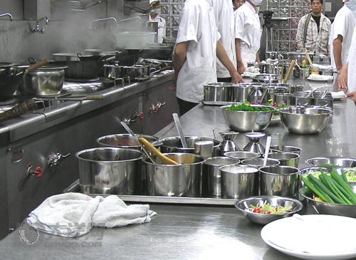 为什么饭店的厨师炒菜用的是勺子?