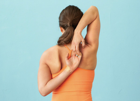 颈部:双手背后交叉练习