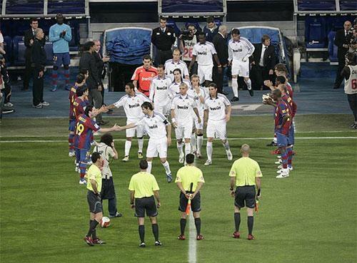 足球比赛开始时,球队列队为什么守门员要排在