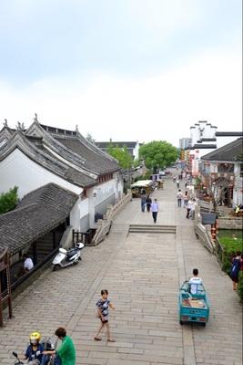 拍人像是选择富士的微单好,还是佳能的80d?