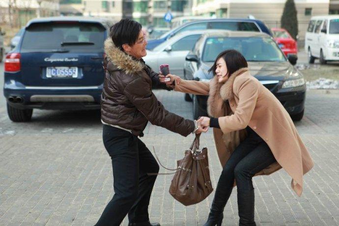 当你被人强行拖拽,做到这3点谁都会帮你!