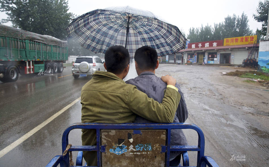 出門去進貨這天下雨了,燁斌為安偉撐起了傘.