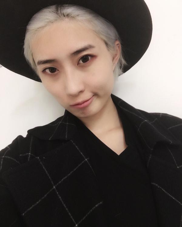 用起来很满意 头发从白色洗洗变成银色 效果如下图 短发比长发好打理