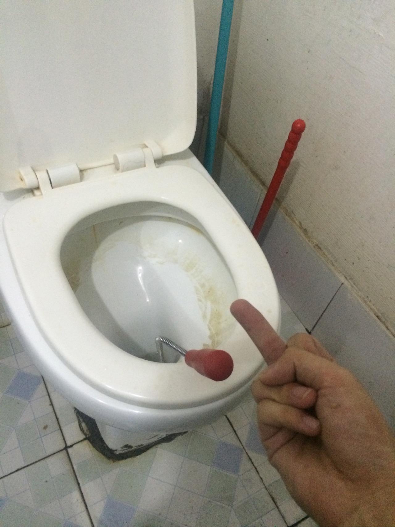尿不湿把马桶堵了怎么办（弹簧疏通器的视频教程）