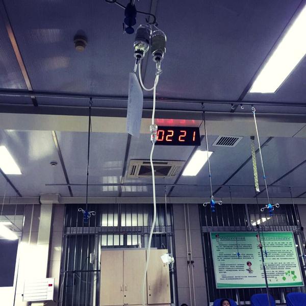 发烧生病 一个人 深夜开车去医院  输完液后要自己一个人喊在睡觉的
