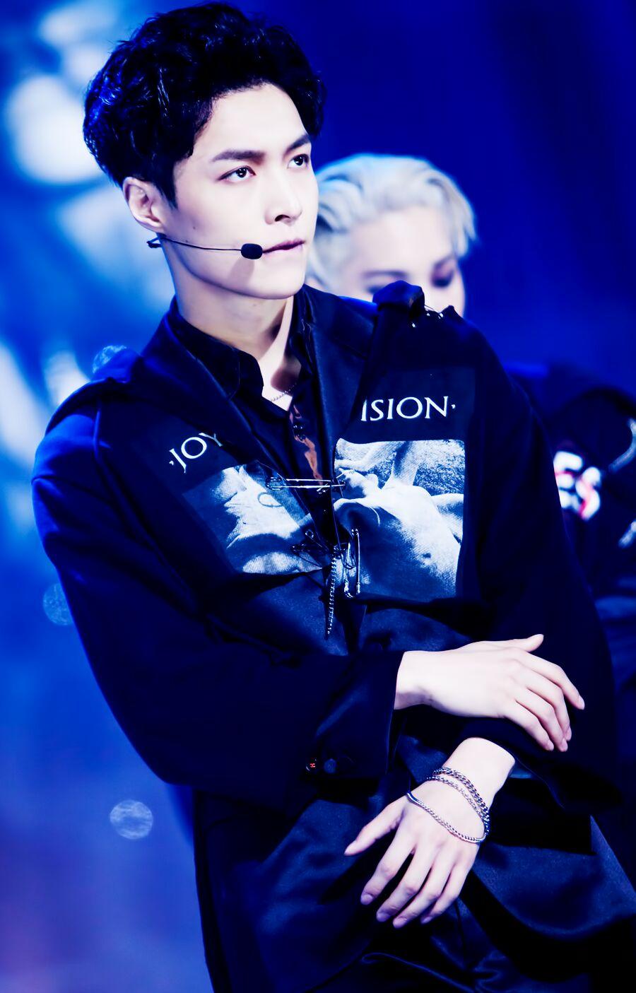 因为什么对张艺兴路人转黑?