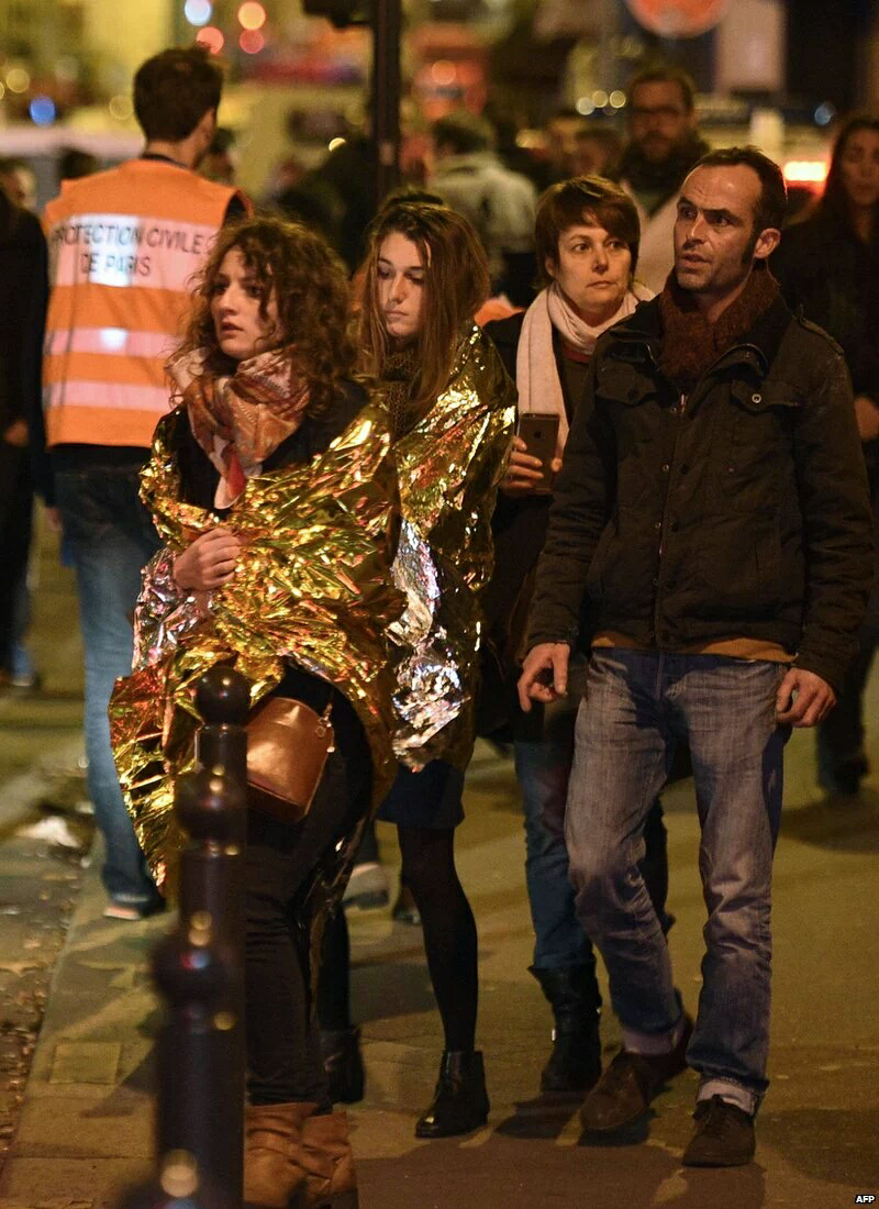 现应急救援给人批了一个类似于锡箔纸的东西?