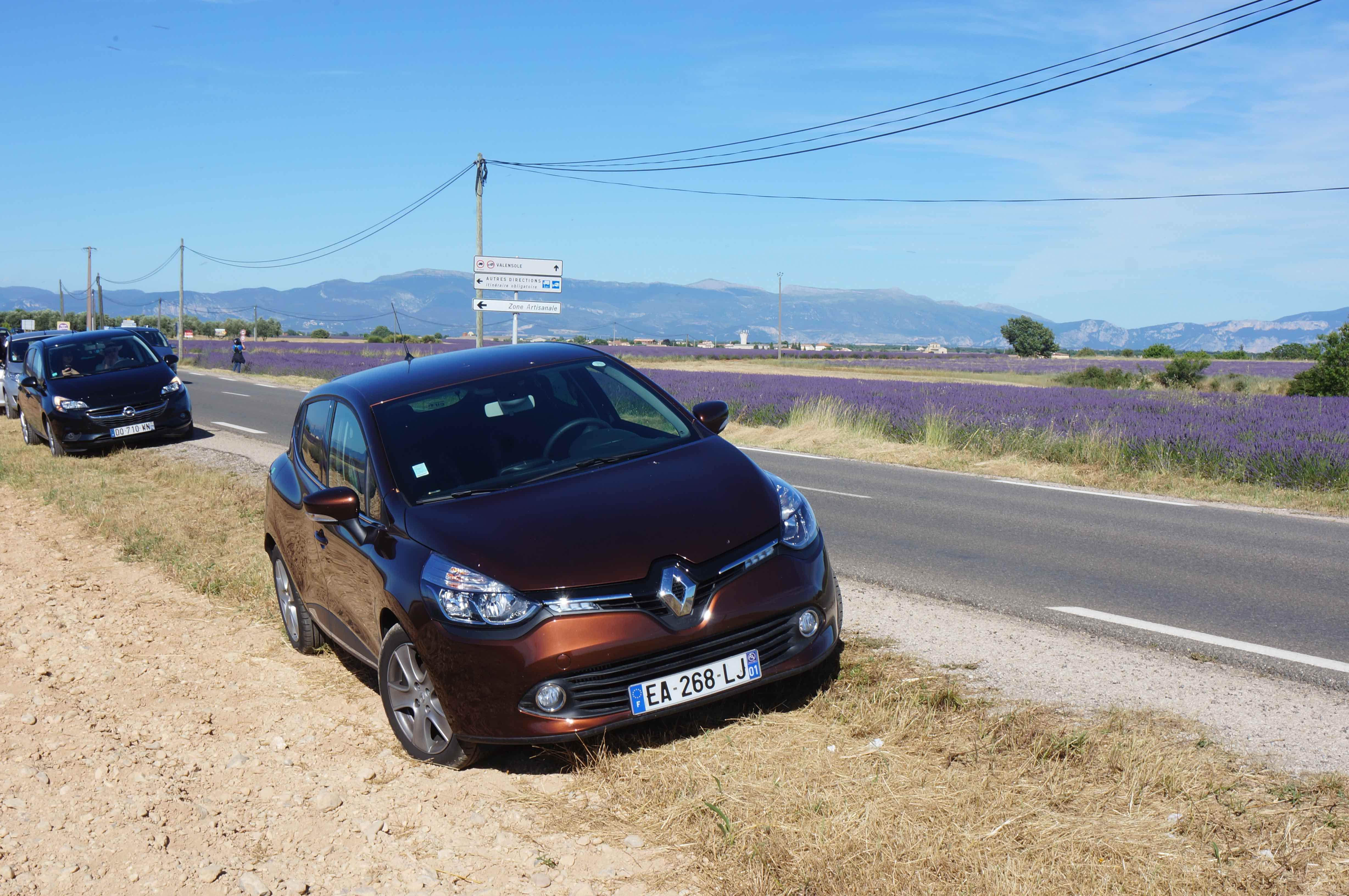 法国租车试驾精致而舒适的小车雷诺clio