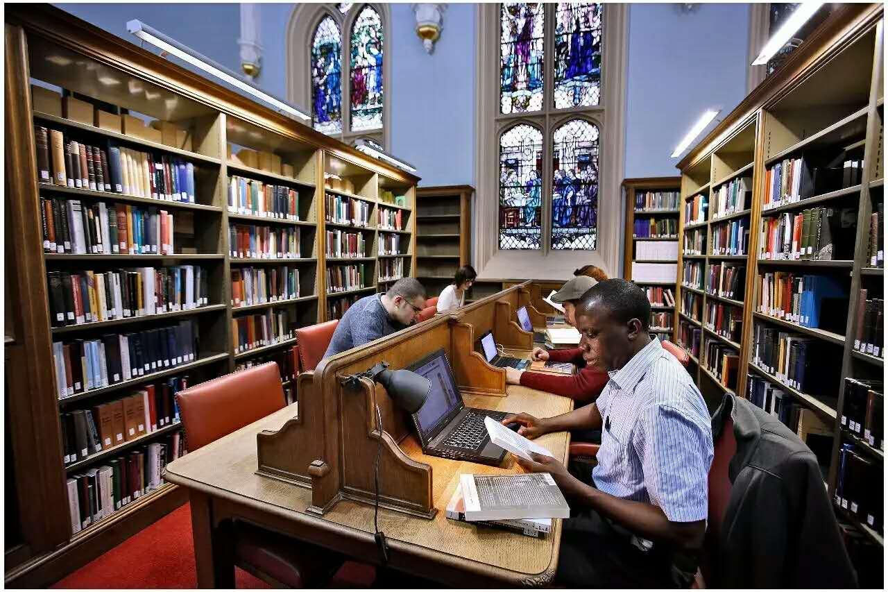 爱丁堡大学图书馆成立于1580年,尽管它的藏书规模不能与剑桥,哈佛的