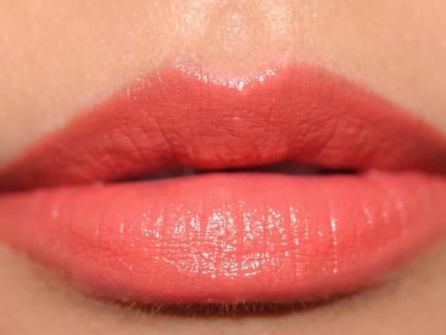 橘色口红会不会太艳,解决办法有两个,一个是去买偏橘的的珊瑚色口红