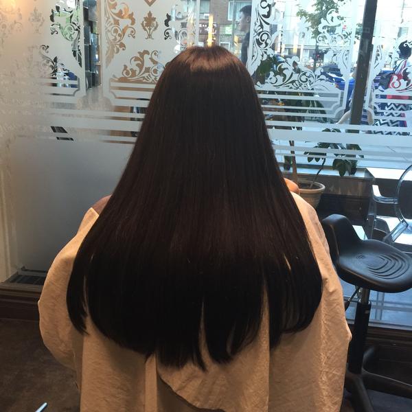 见脸  洗发露护发素2周用完一大桶    最长说的话就是 你压倒我头发了