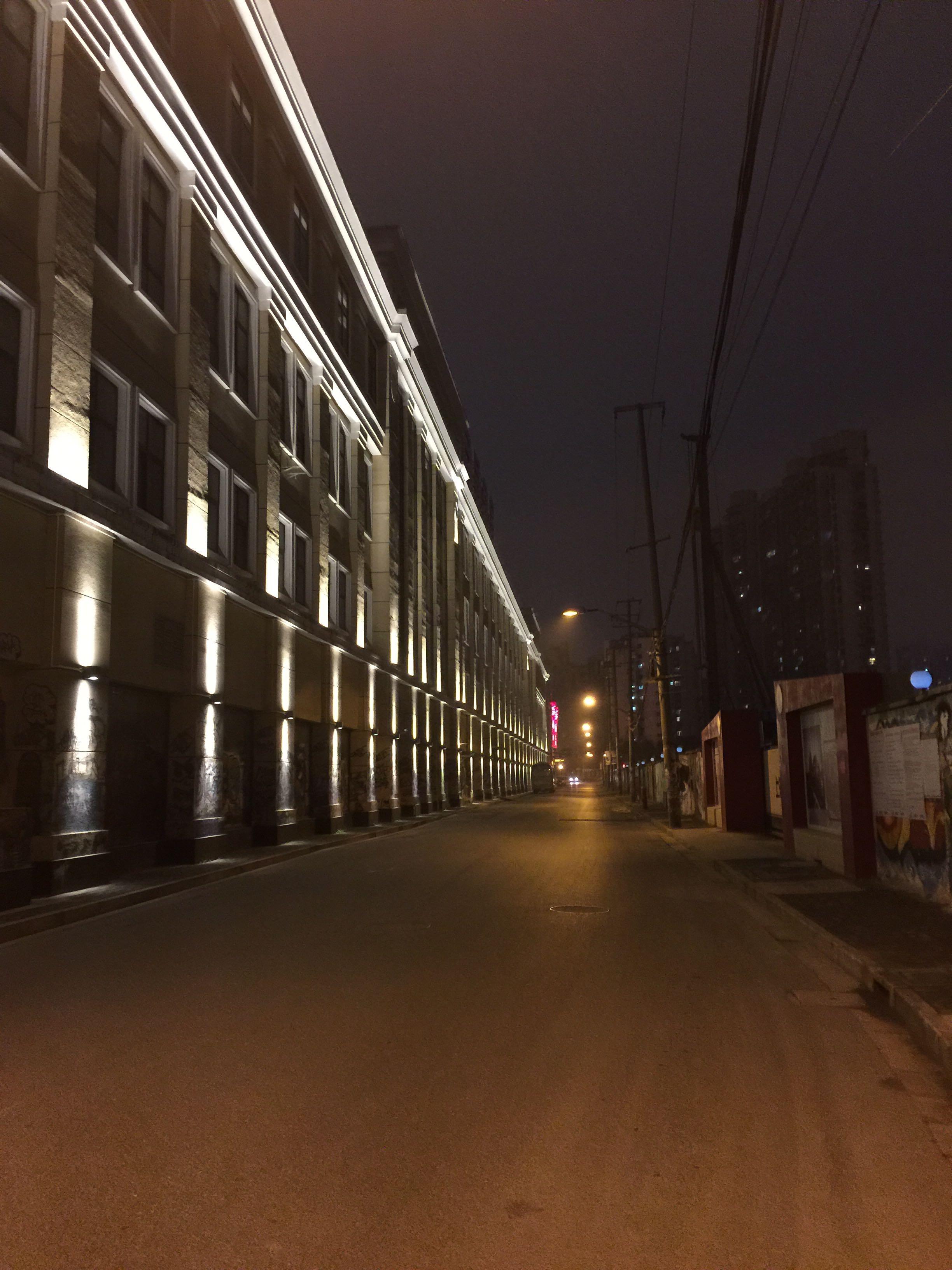 走在凌晨四点的街道是一种怎样的感觉?