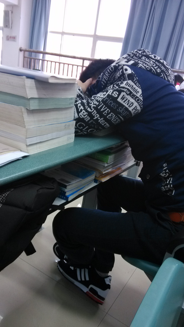 我是来分享一个悲伤的故事的. 刚刚失恋,就是因为追求一只学霸男未果.