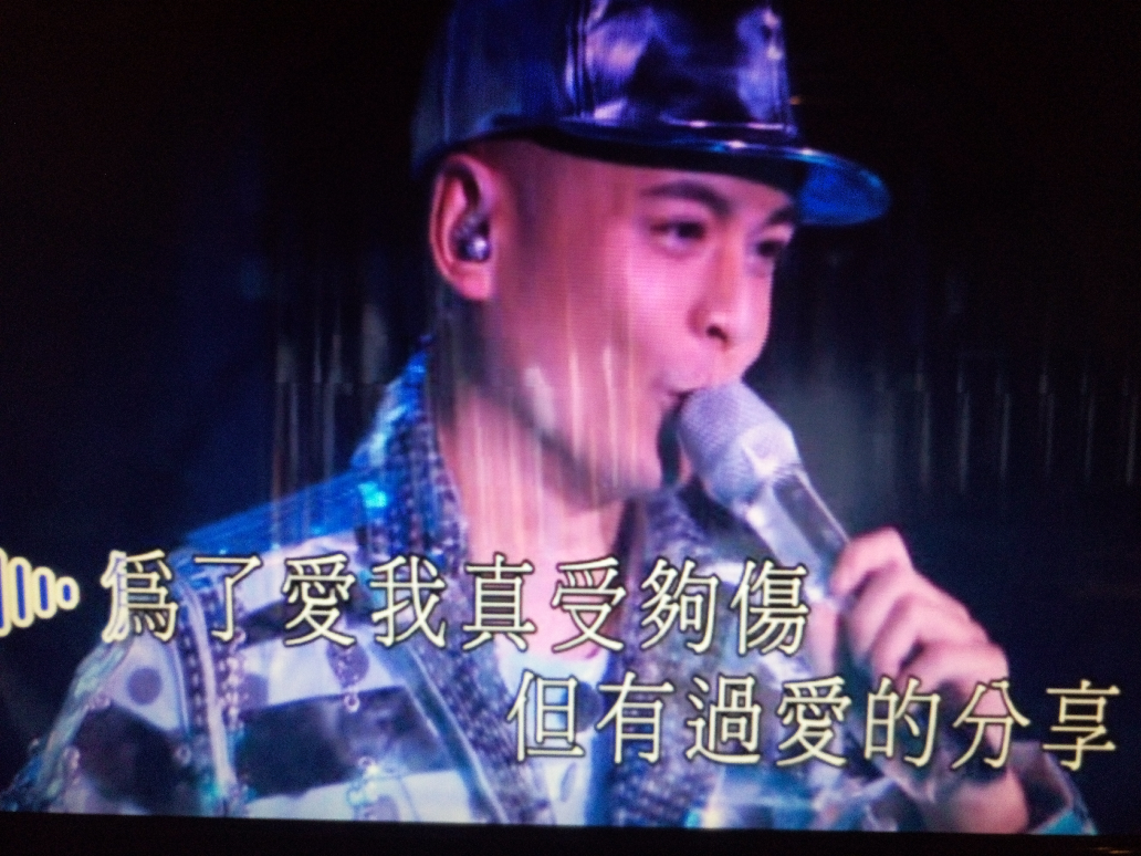 一个人去KTV唱歌是什么体验?