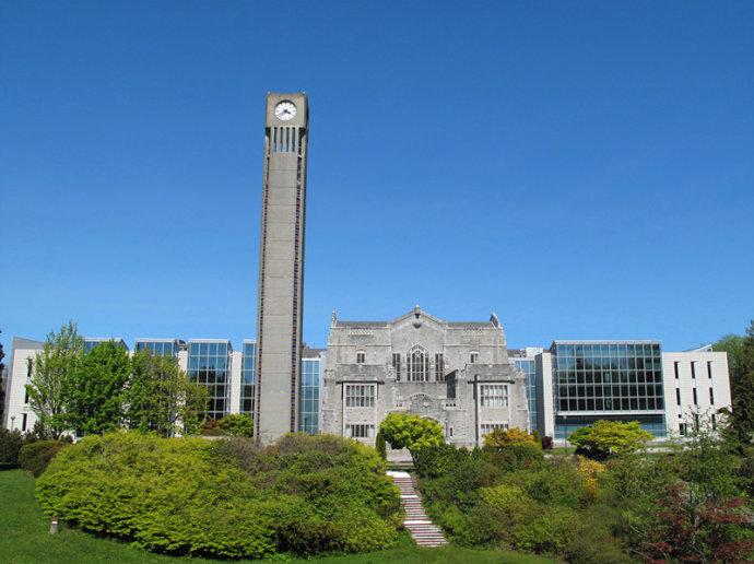 西蒙菲莎大学麦考林杂志家安达综合类大学排名第一位,共设有三个校区