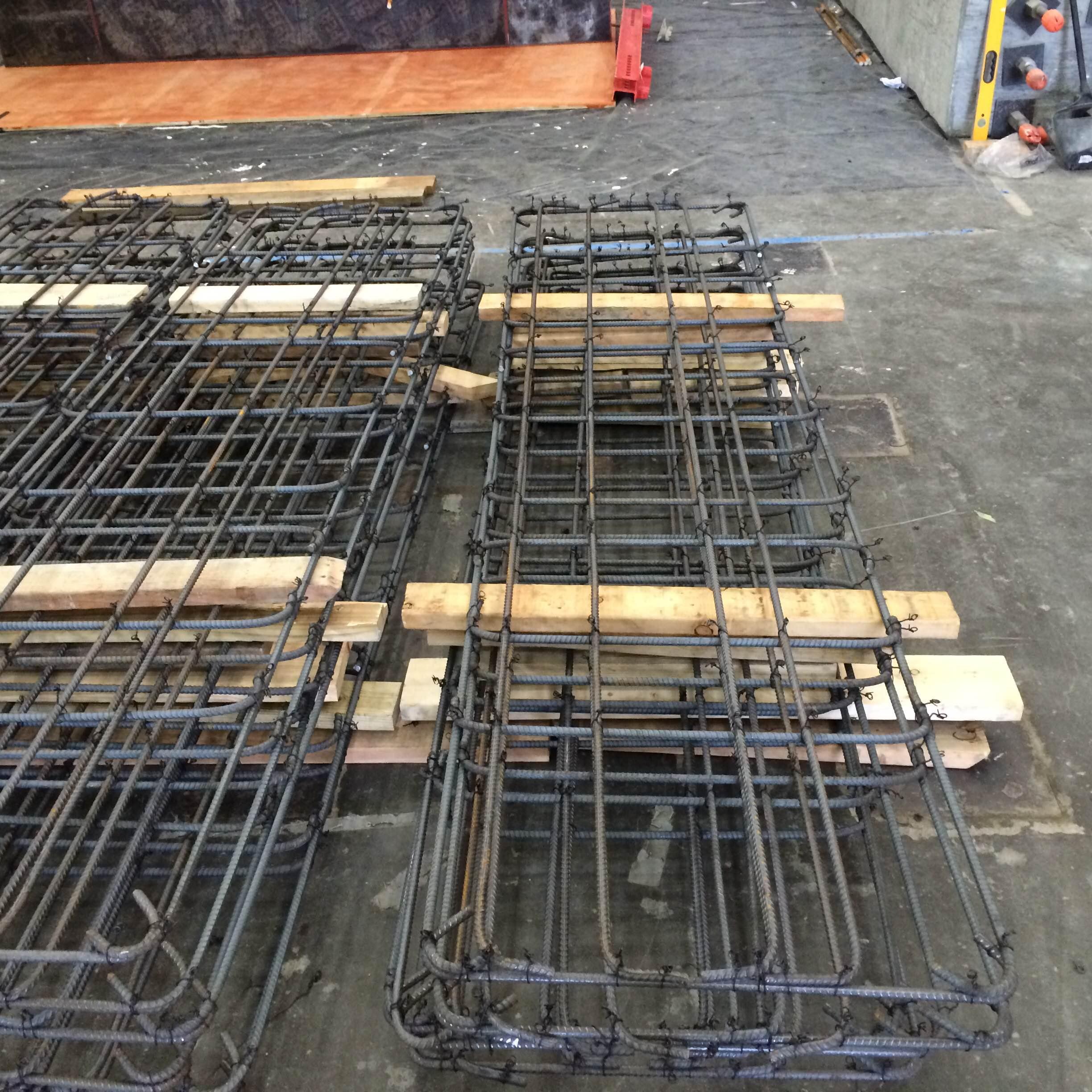 「你看我们正在扎的钢筋笼子,看上去是一个一个的