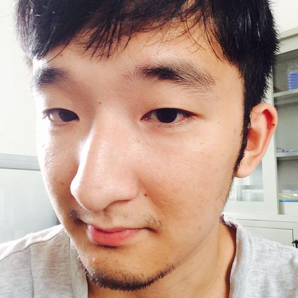 我觉得我的鼻子太挺了也不好看.而且有鼻炎,而且是鹰钩鼻.