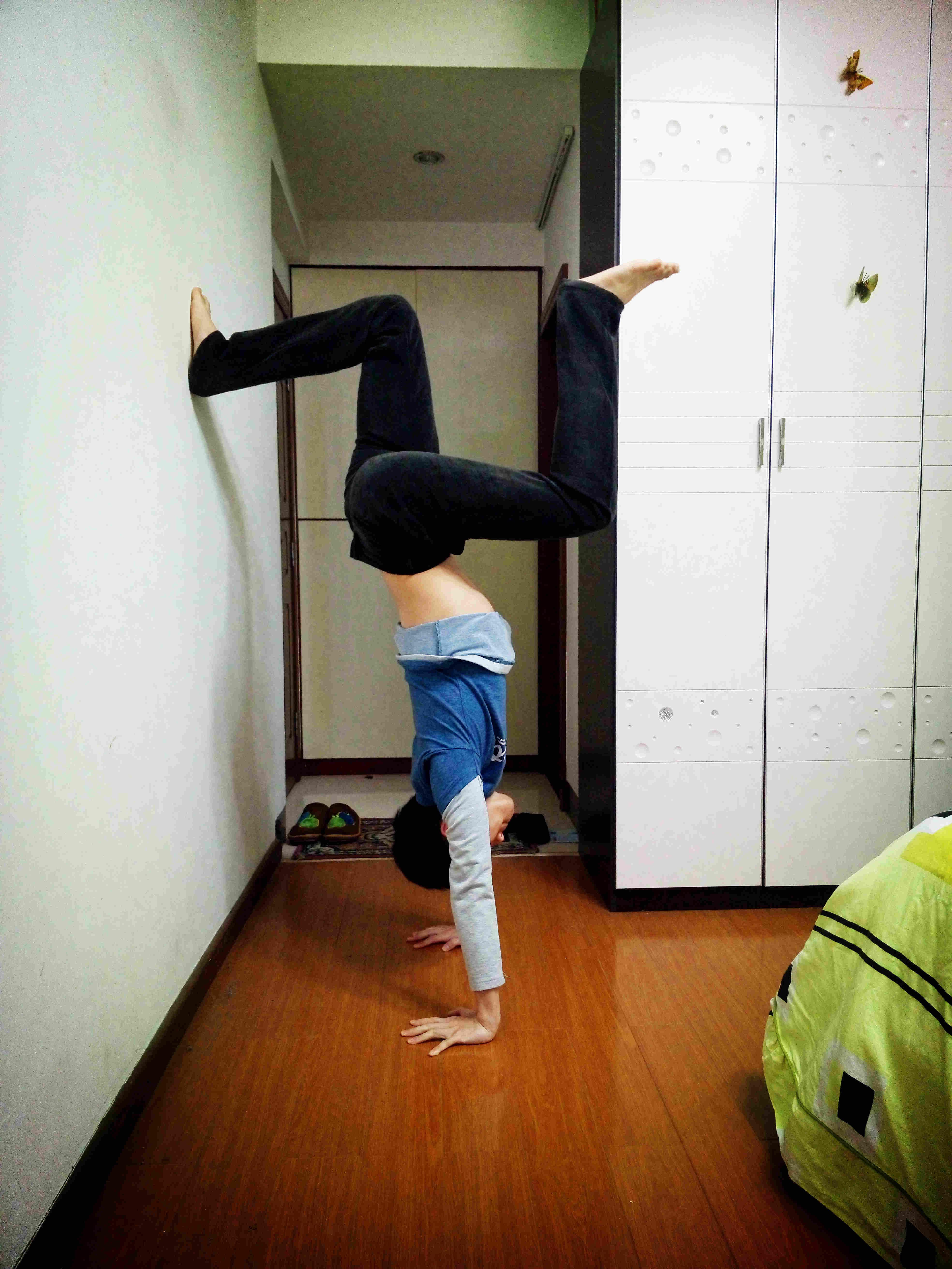 初次学倒立,倒立时手腕疼,怎么解决? - 健身 - 知