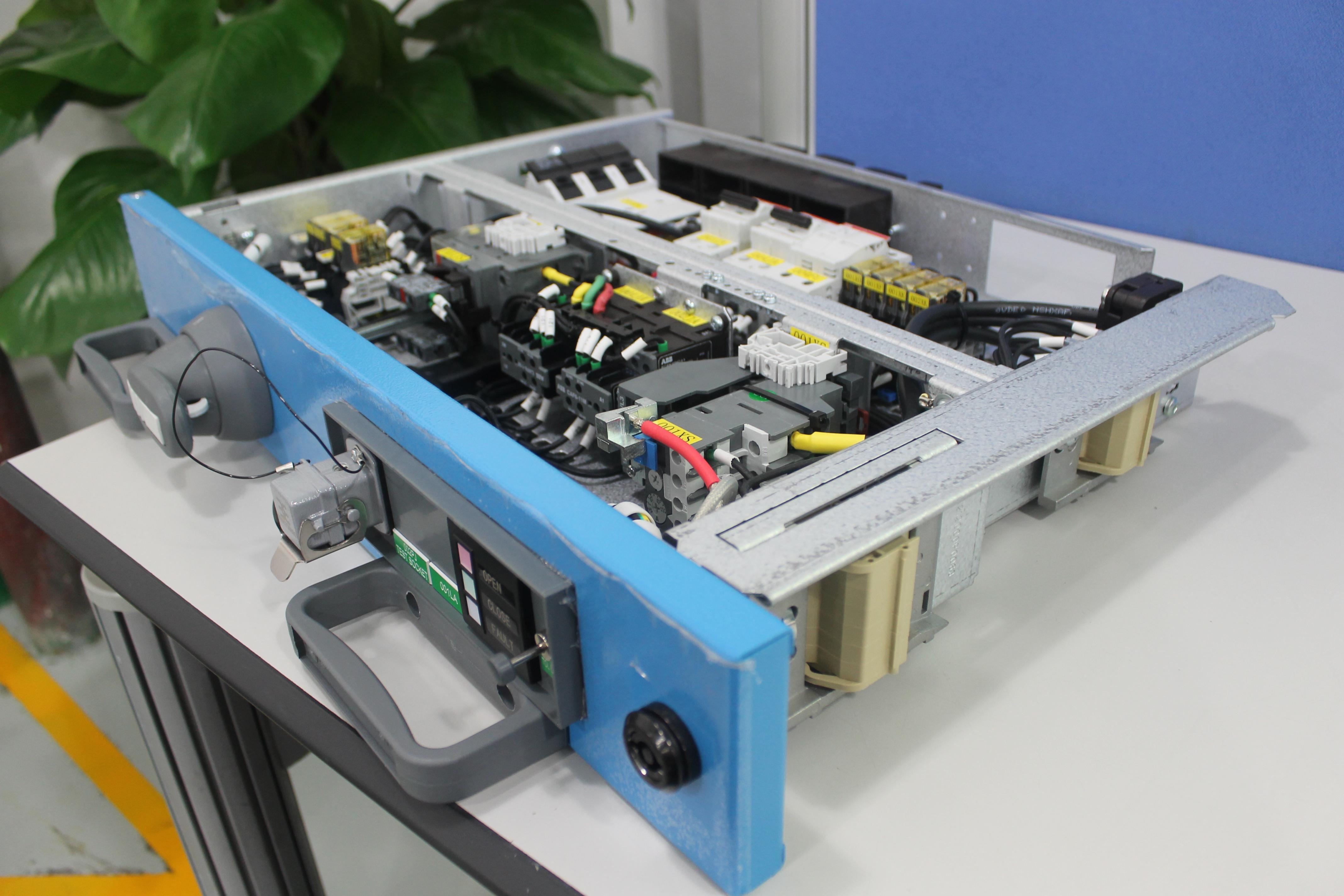 上图是用于直流供电的配电柜抽屉,蓝色的外操作面表示它用于核电工程.