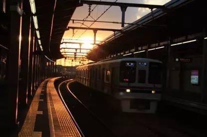 严肃地说,为何东京地铁常见跳轨自杀?