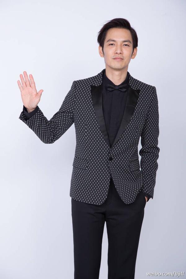 看到陆励成的第一眼就被圈粉了. 颜值高,品德好. 嗯.不需要太多理由