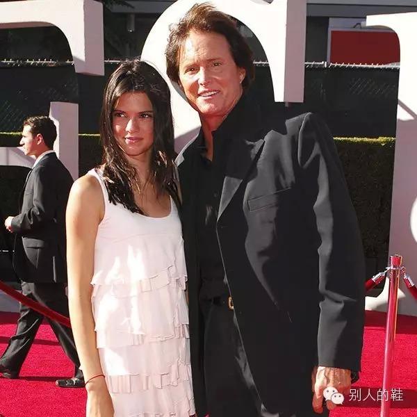 所以)唯一没有长出标志性大屁股的妹妹肯达尔·詹娜(kendall jenner)