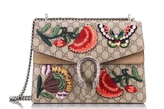 28岁女生如果想配2款经典包包推荐一下。深色