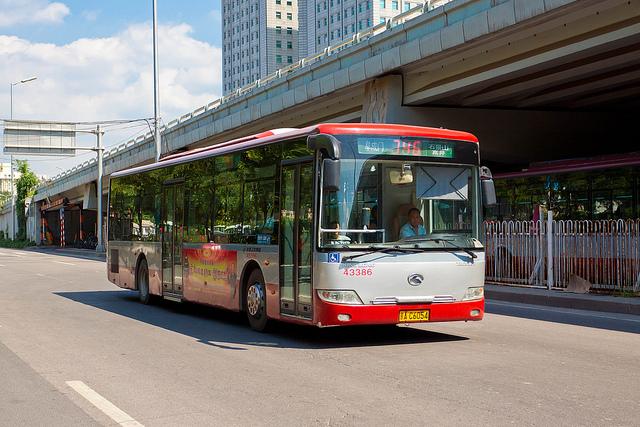 (2012 年   月于航天桥东拍摄的大金龙第二代低地板 xmq6125g 型,行走