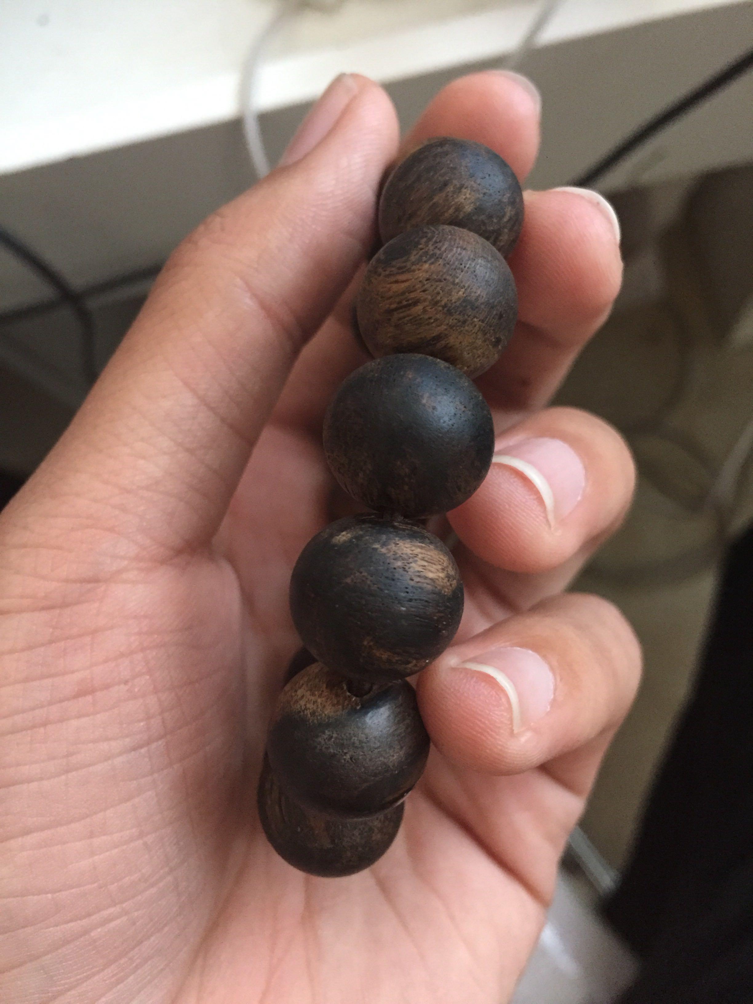 沉香木手串怎么变黑了?