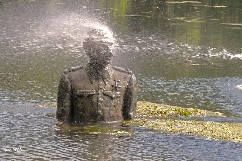 水池中斯大林等人互相喷水的雕像建在哪里有什么来历