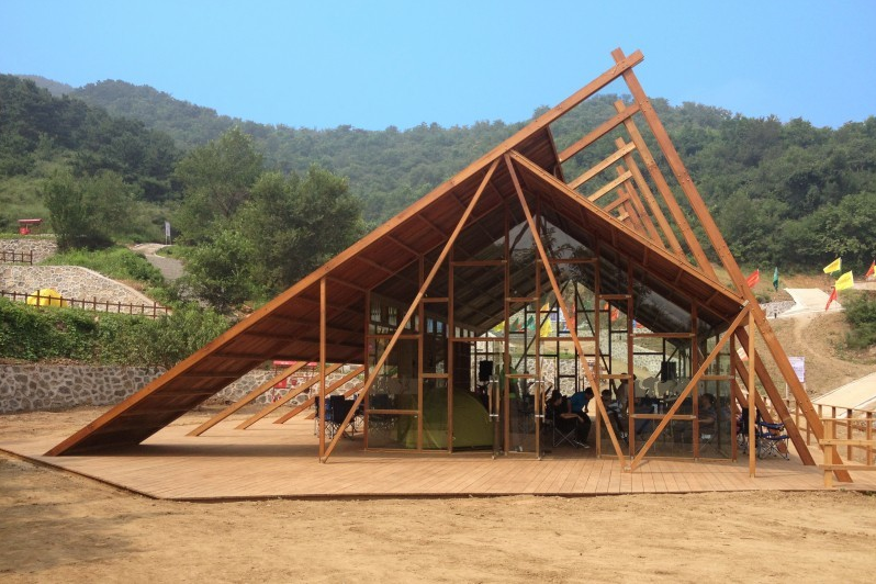 竹钢材质建造的北京国际青年营接待大厅 by王刚 2013竹钢艺术rose装置