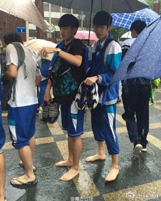 今天早上广州暴雨,全城多地严重水浸、堵车、