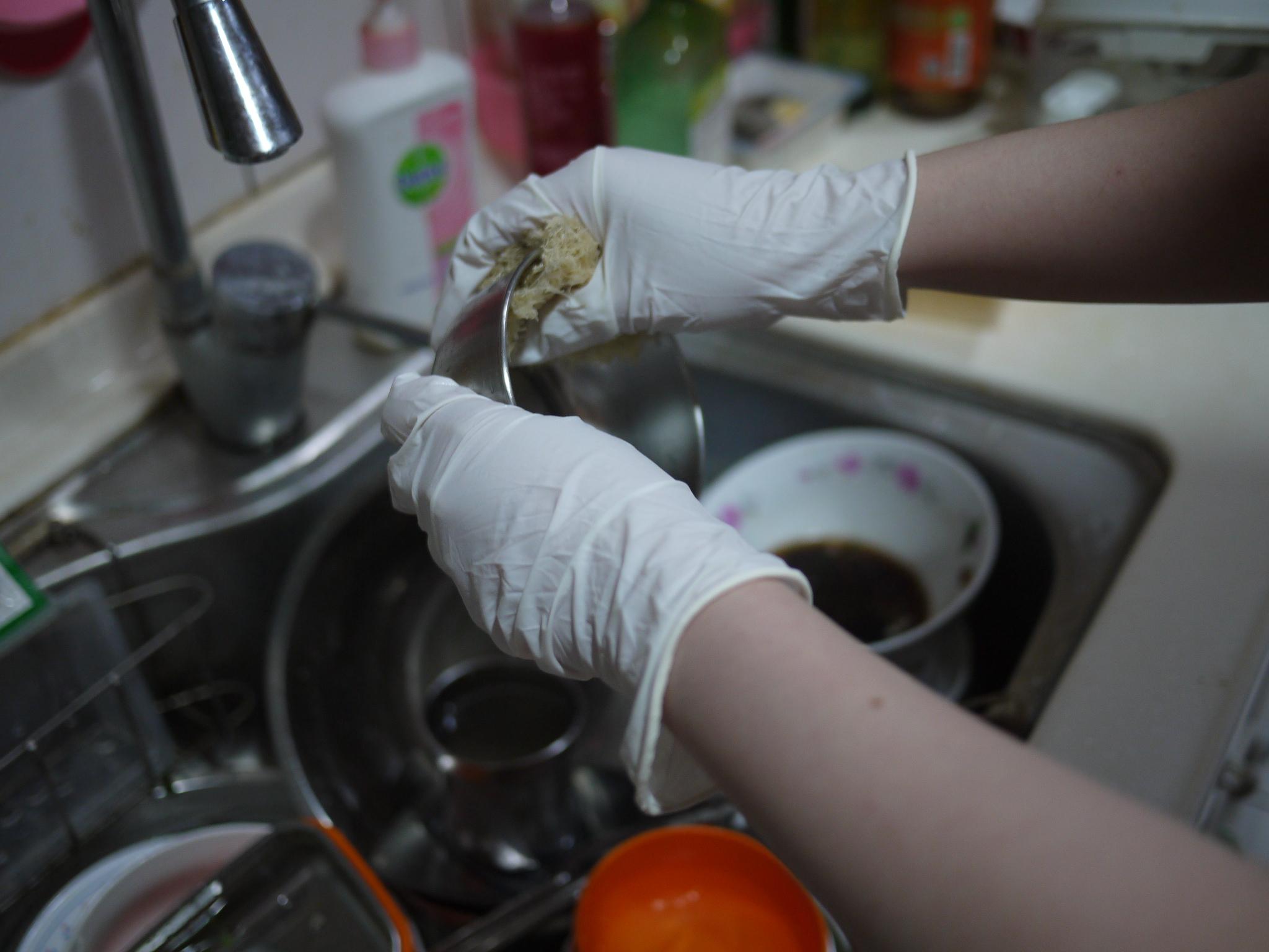 经常做菜洗菜洗碗洗锅如何保持手的皮肤细腻不喜欢戴橡皮手套啊我