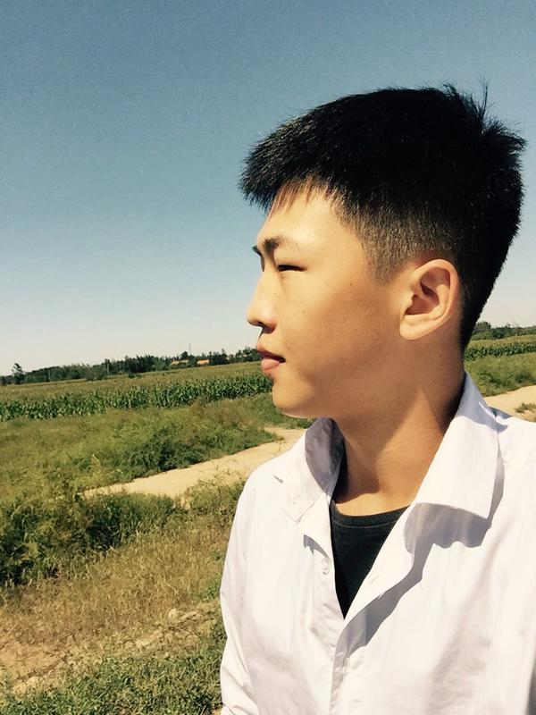 塌鼻子小眼睛,一直都不帅,也不会穿衣搭配,只不过比起之前,强不少了.