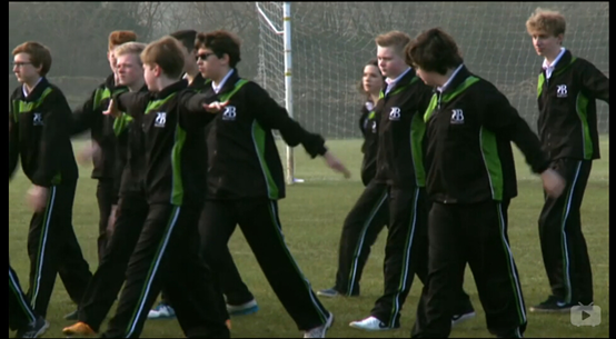 如何看待中国教师去英国教学把学生训哭?