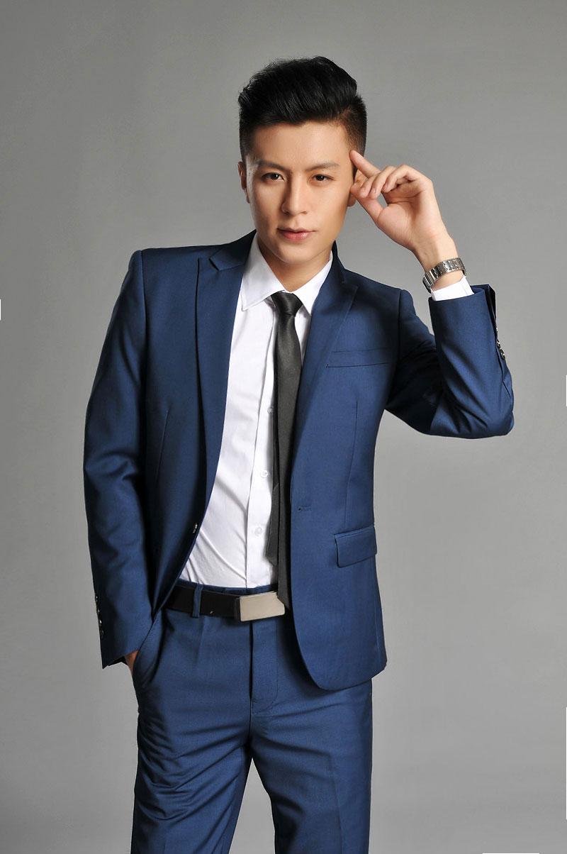 我一身深蓝色西装白衬衫,配了一个撞色深蓝色领带,感觉有点像泊车小弟