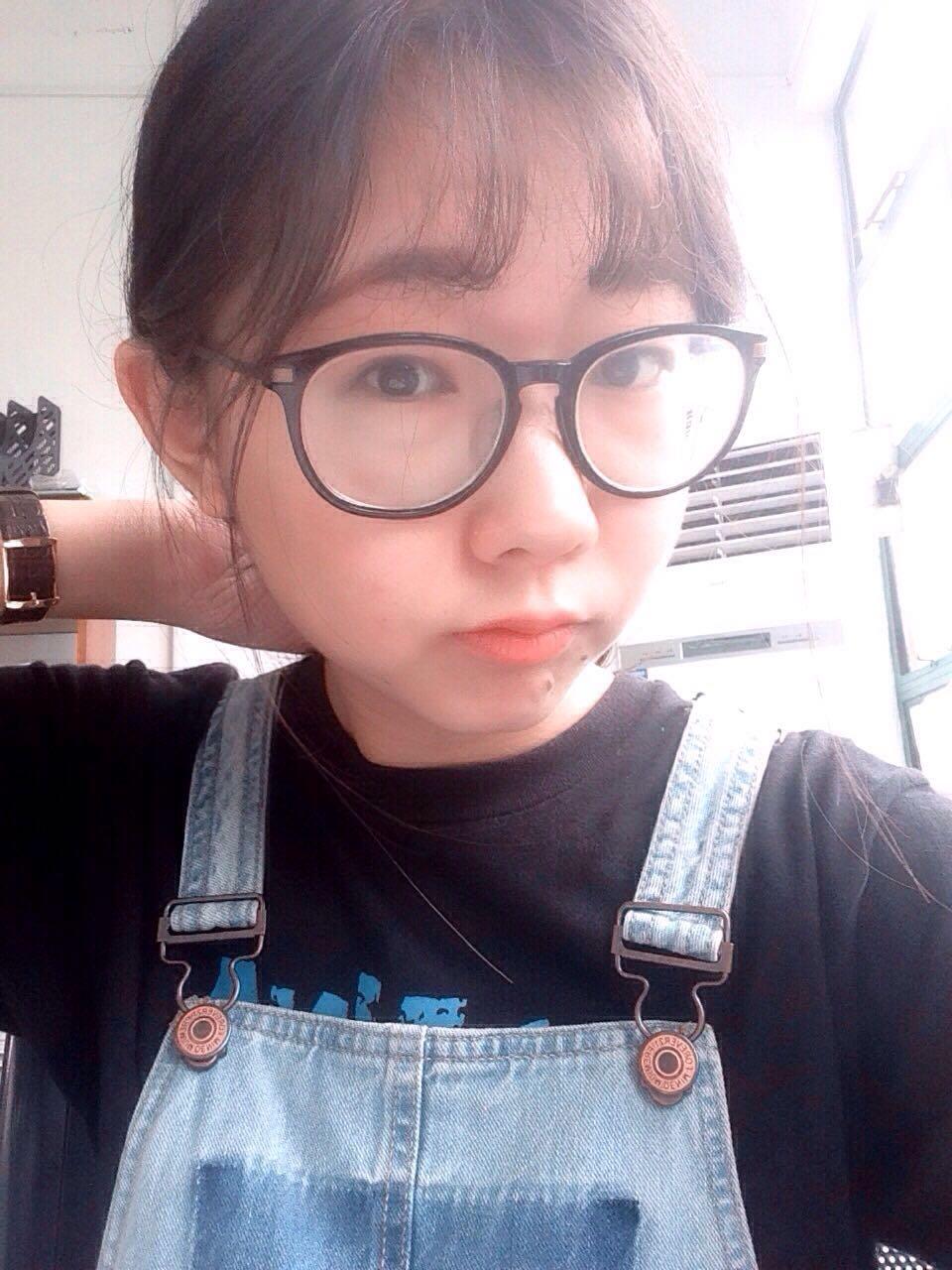 戴眼镜的女孩怎样自拍好看