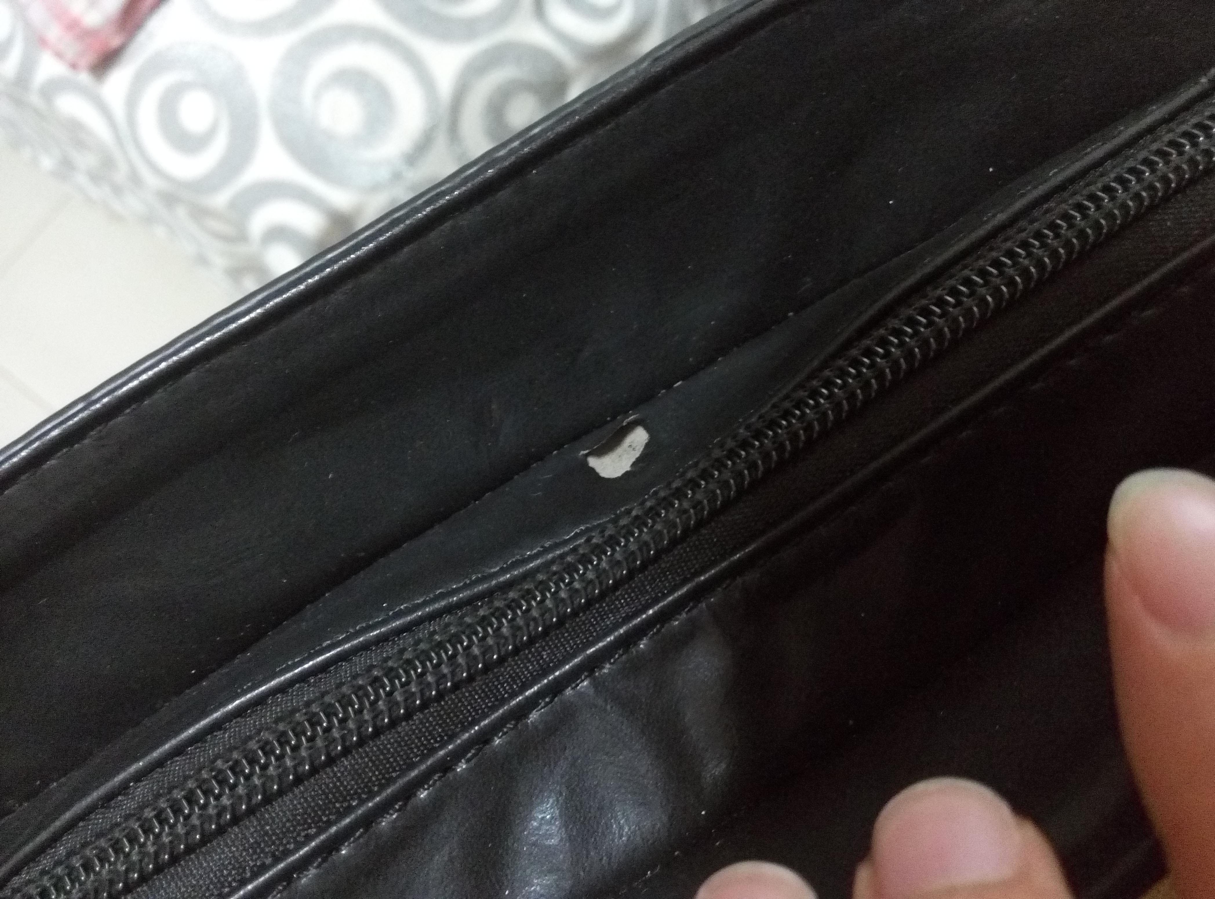 图 2  第一次用时发现的不太好用的内侧拉链,时好时坏图1 包包样子及