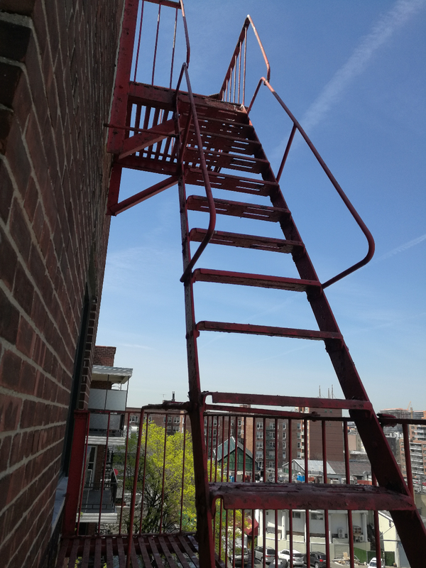 为什么美国的楼房后有很多消防楼梯,中国的却基本没有这个设计?