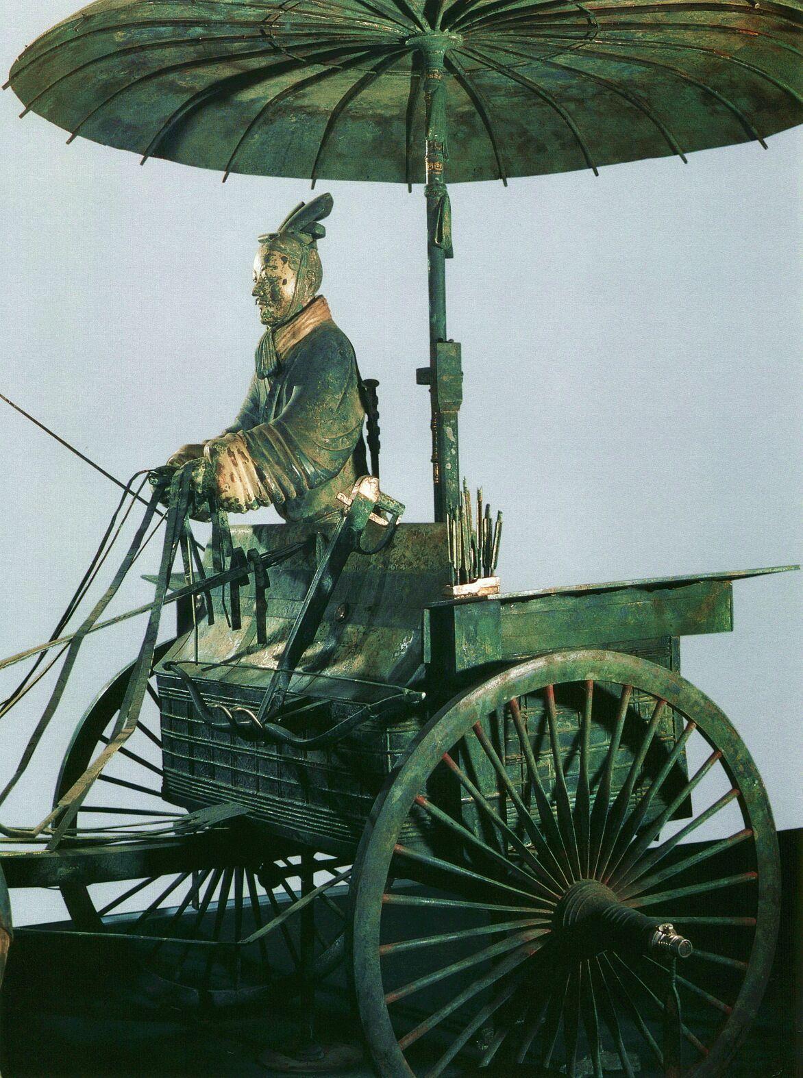 北京隆福寺前的清代旧式马车